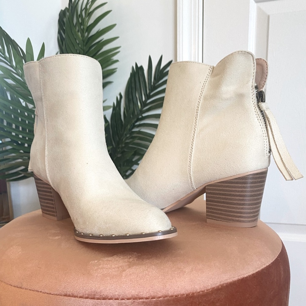Suede ivory bootie size 6 NEVER WORN!